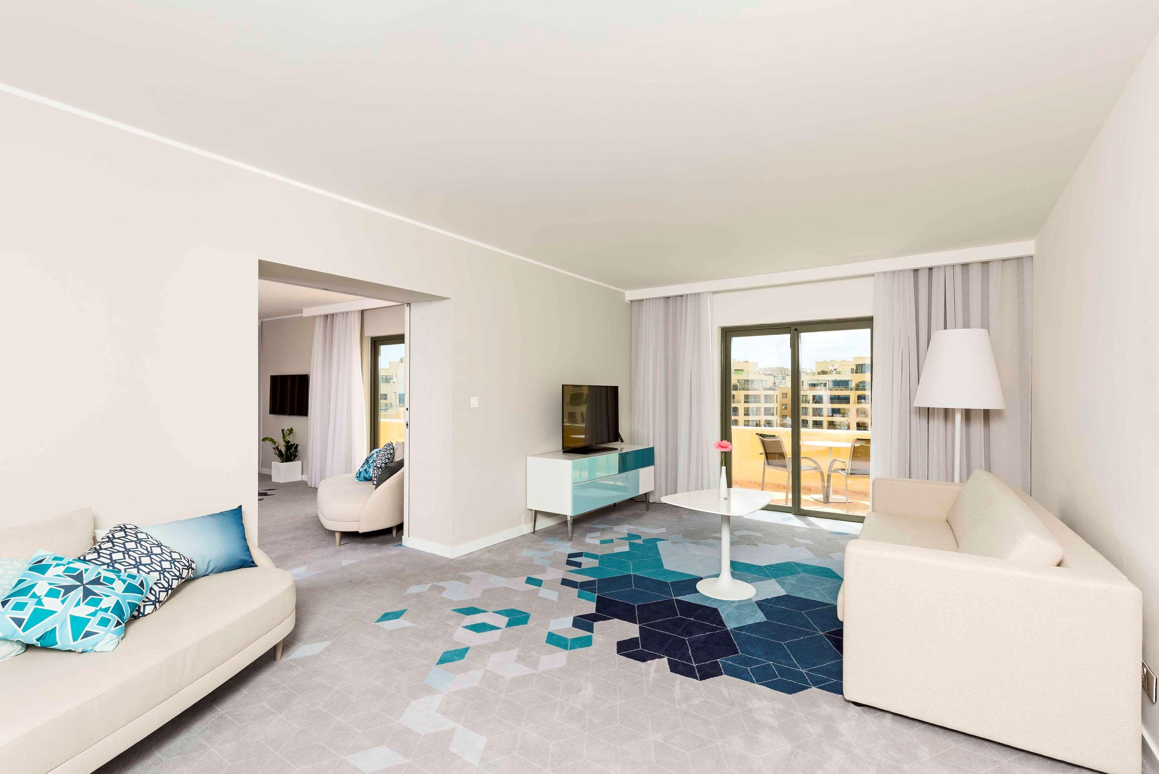 Hilton Malta Hotel Saint Julian's Bagian luar foto A staged living room