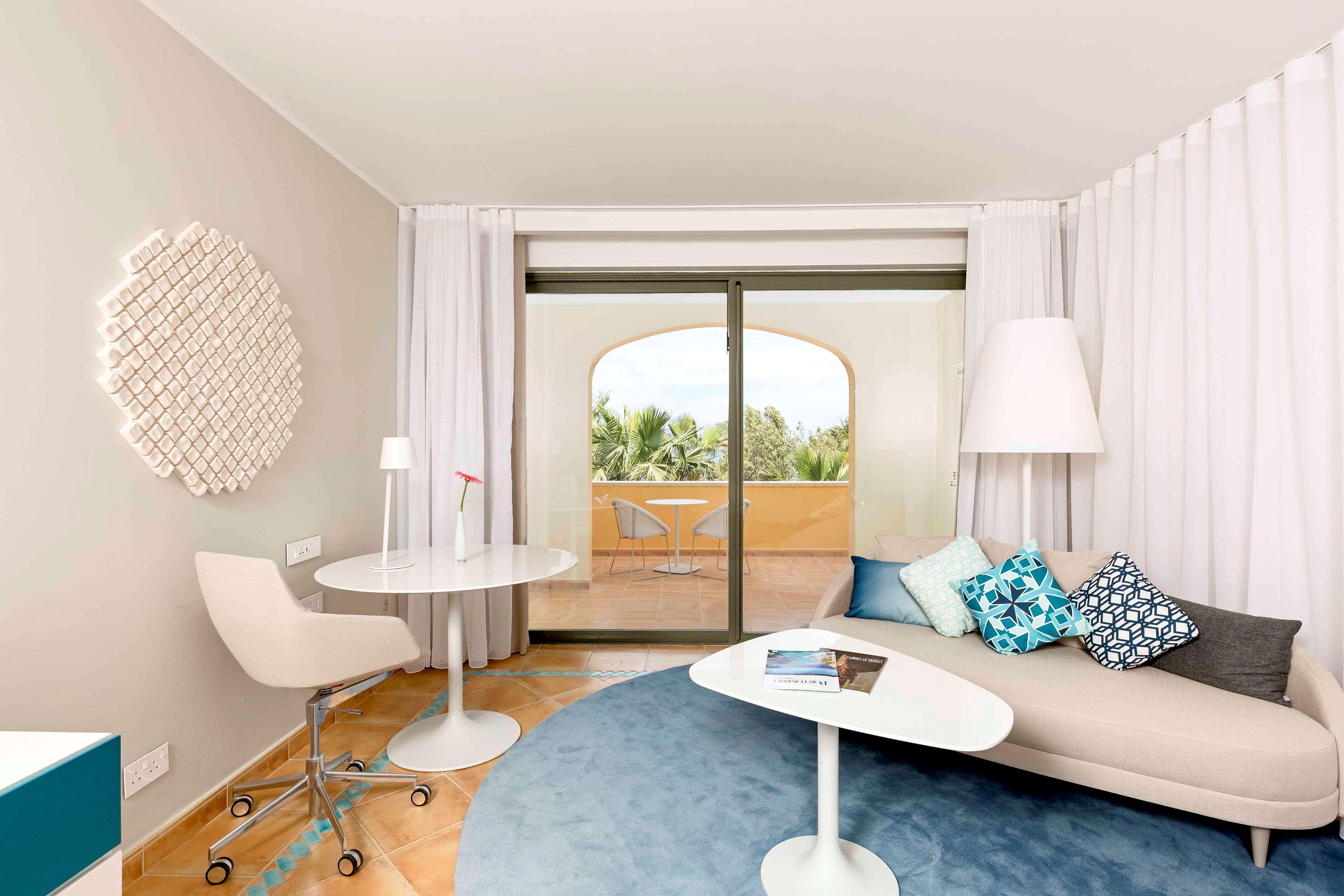 Hilton Malta Hotel Saint Julian's Bagian luar foto A room at the hotel