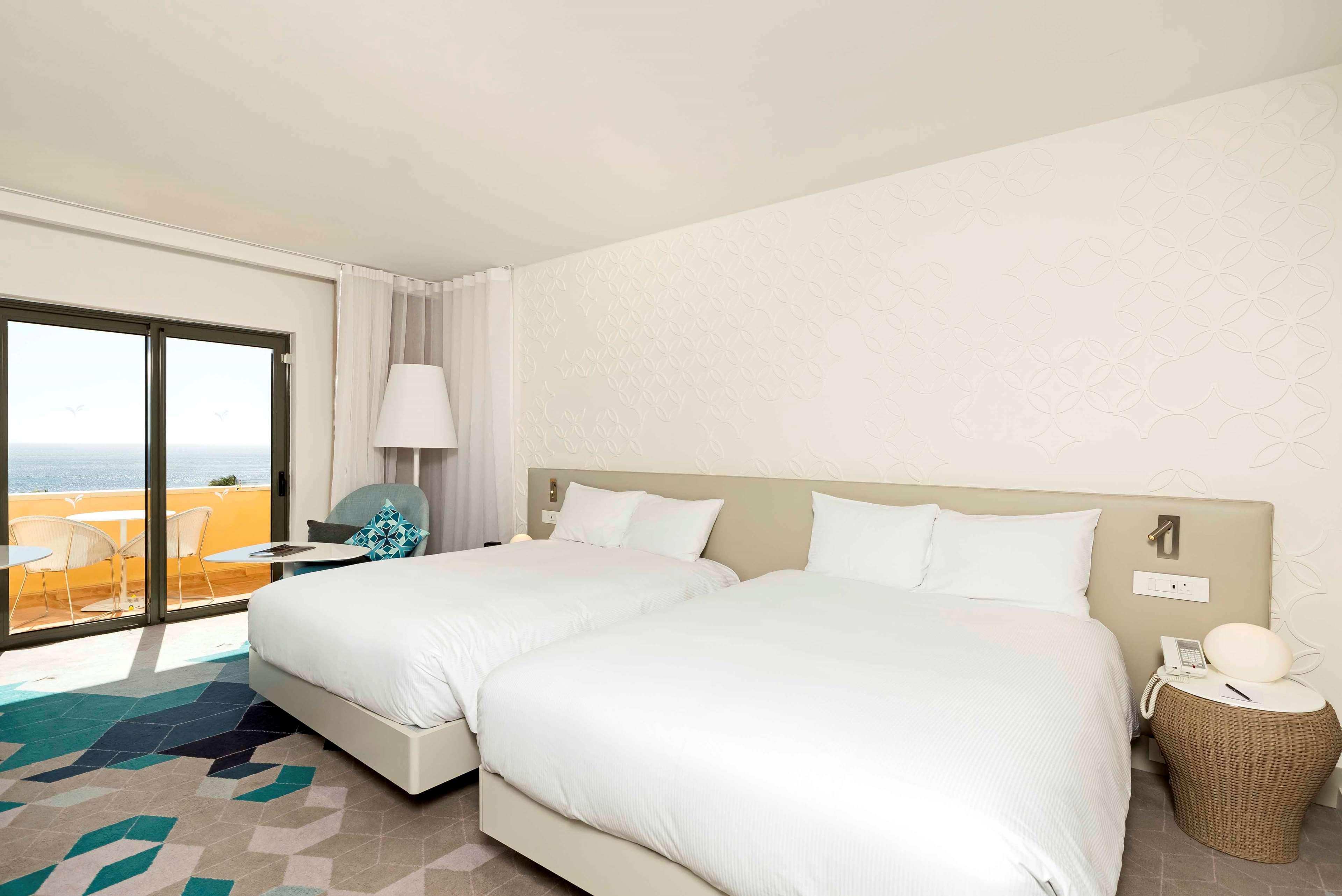 Hilton Malta Hotel Saint Julian's Bagian luar foto A room at the hotel