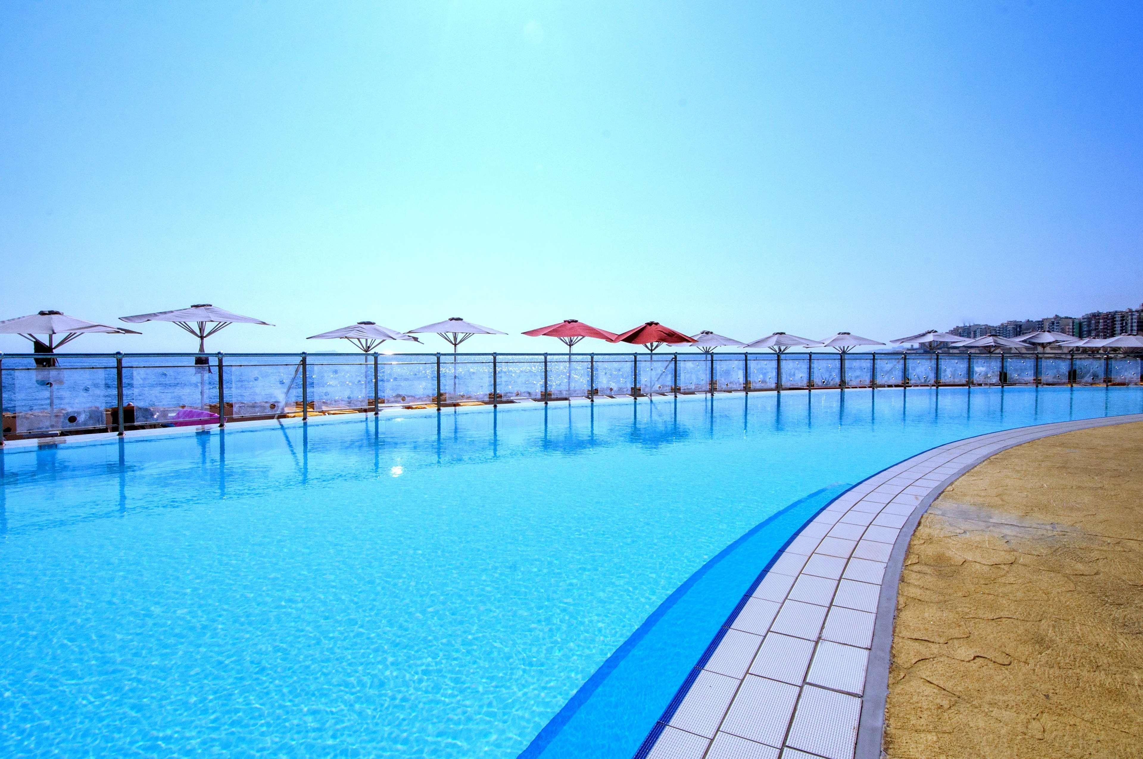 Hilton Malta Hotel Saint Julian's Bagian luar foto The pool at the hotel