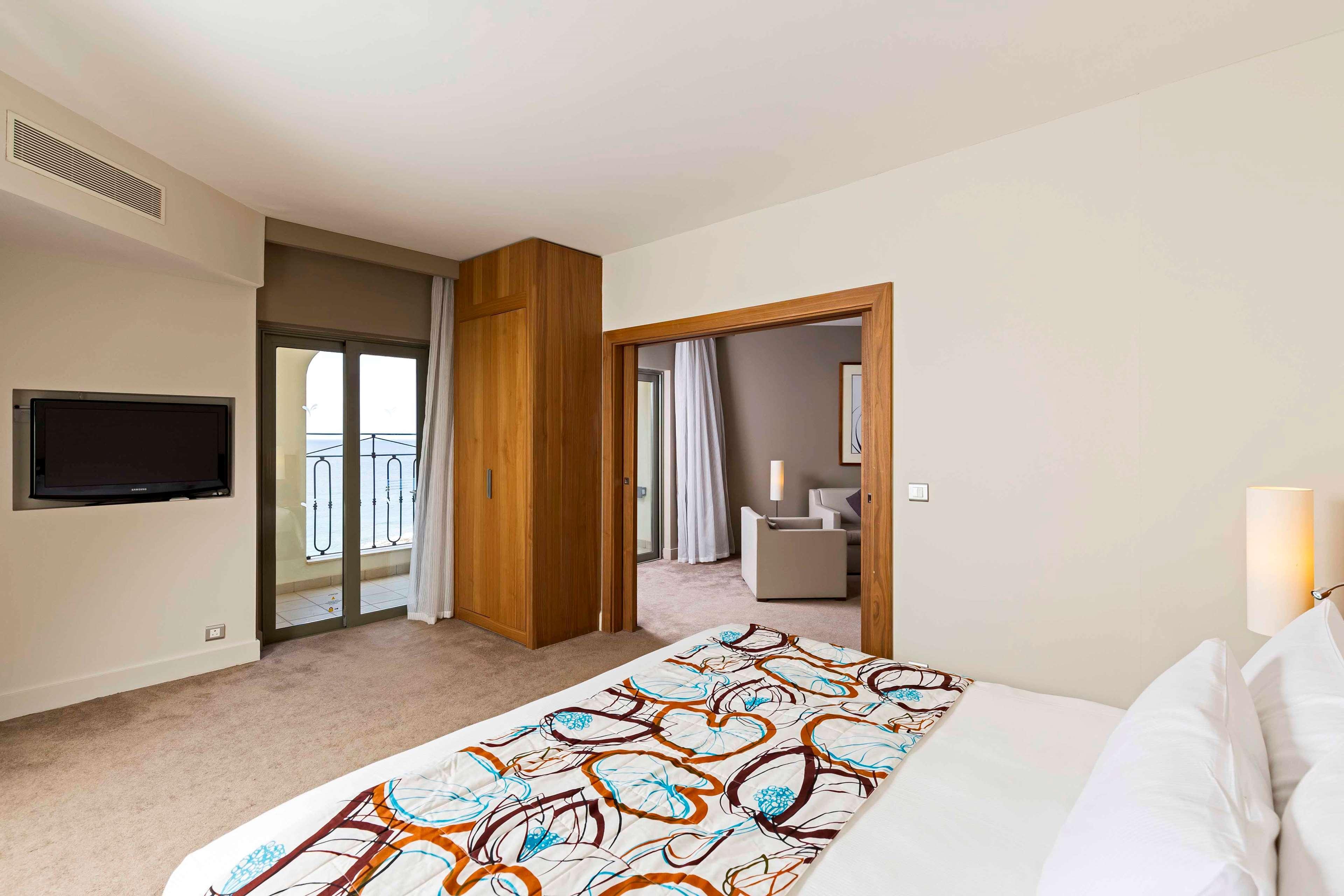 Hilton Malta Hotel Saint Julian's Bagian luar foto Suite