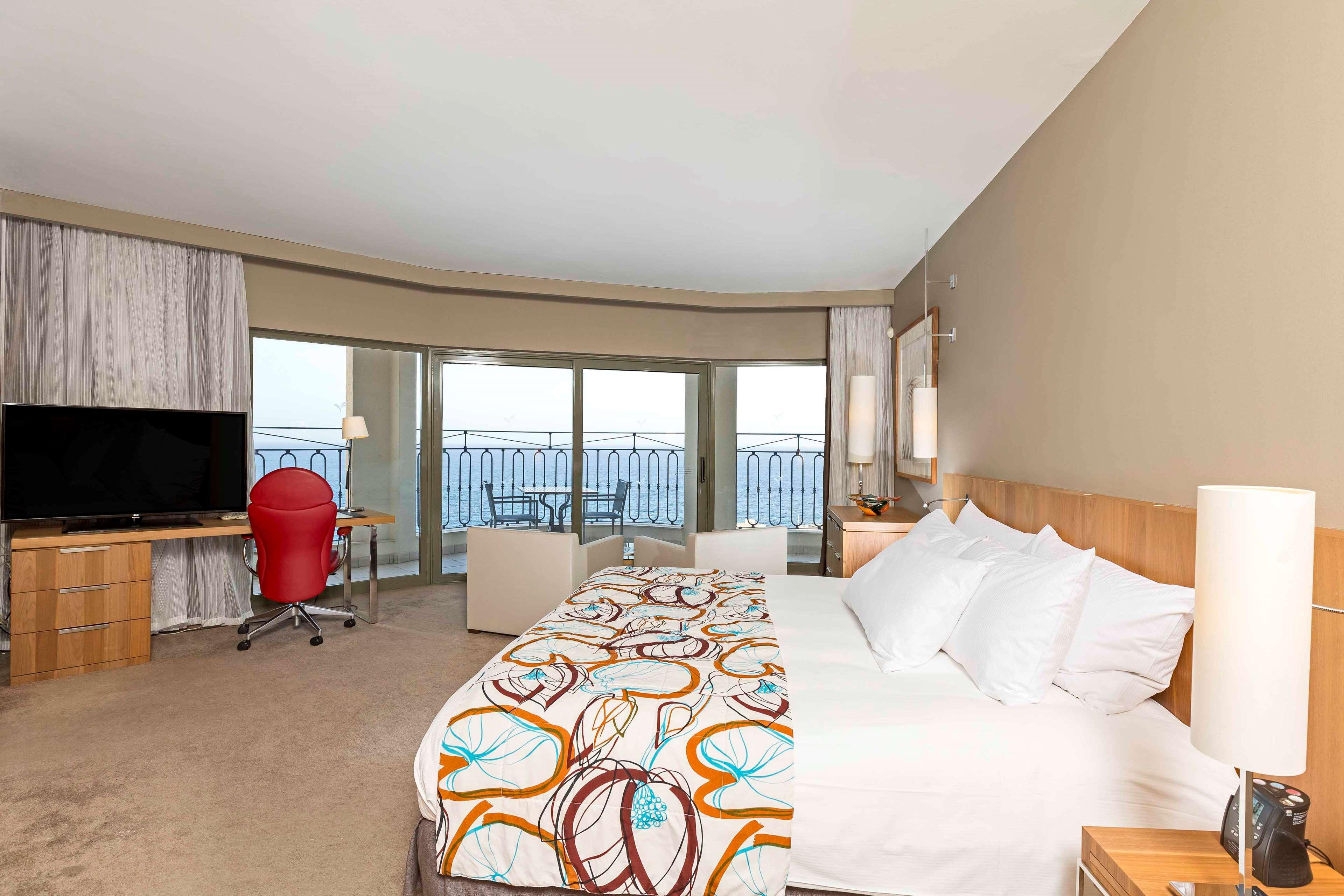 Hilton Malta Hotel Saint Julian's Bagian luar foto A room at the Hilton San Francisco