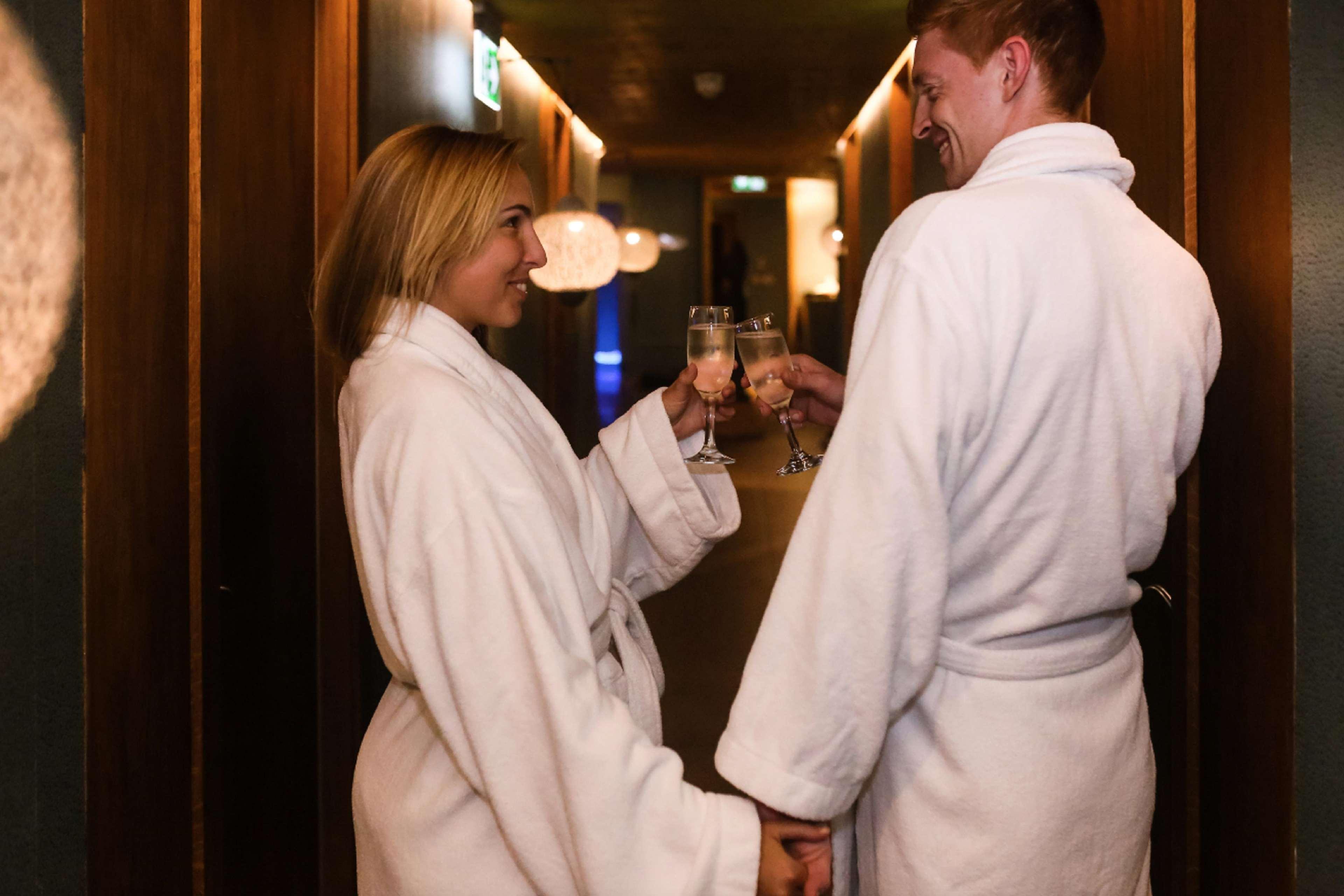 Hilton Malta Hotel Saint Julian's Bagian luar foto Guests in the spa