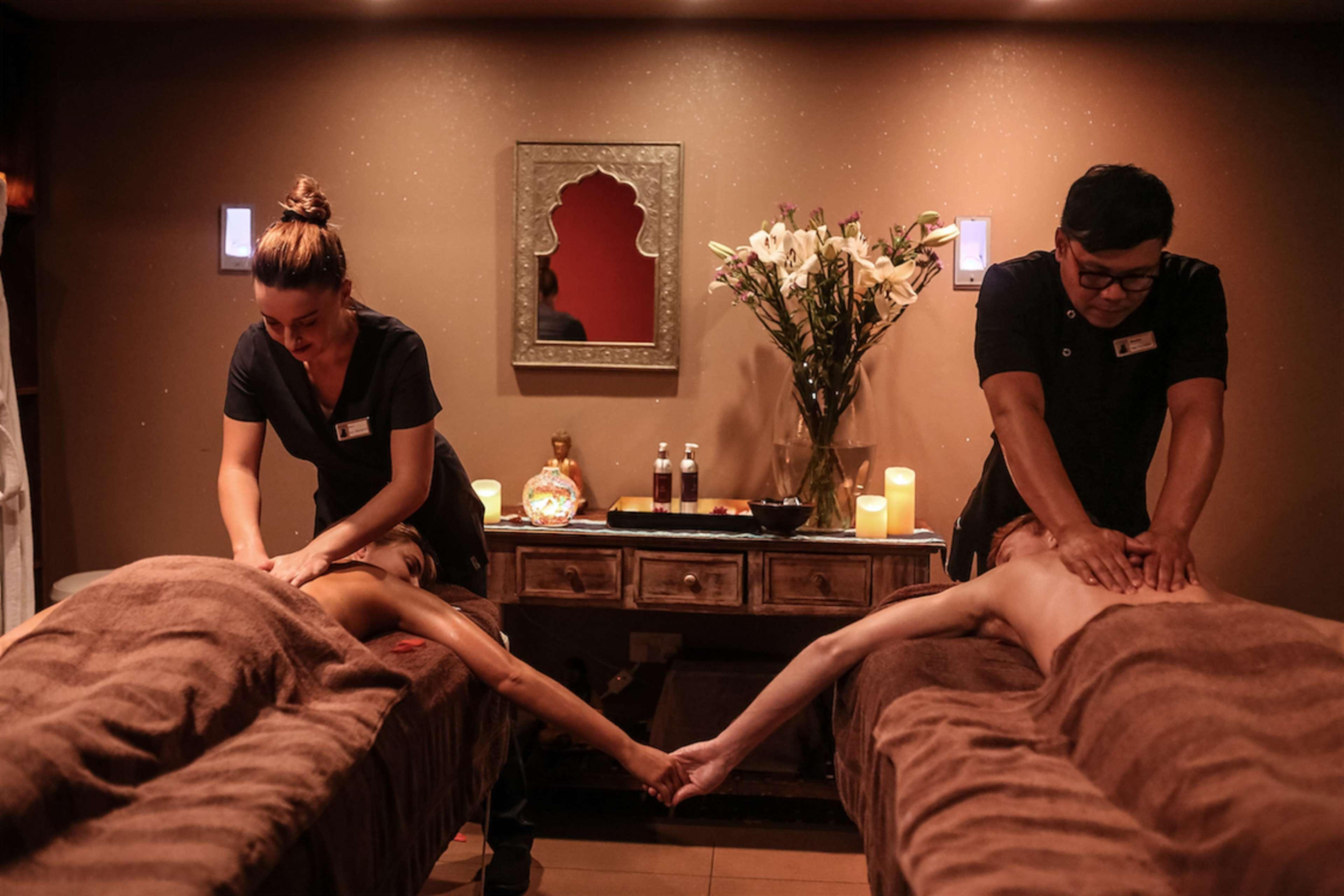 Hilton Malta Hotel Saint Julian's Bagian luar foto Massage therapists at work