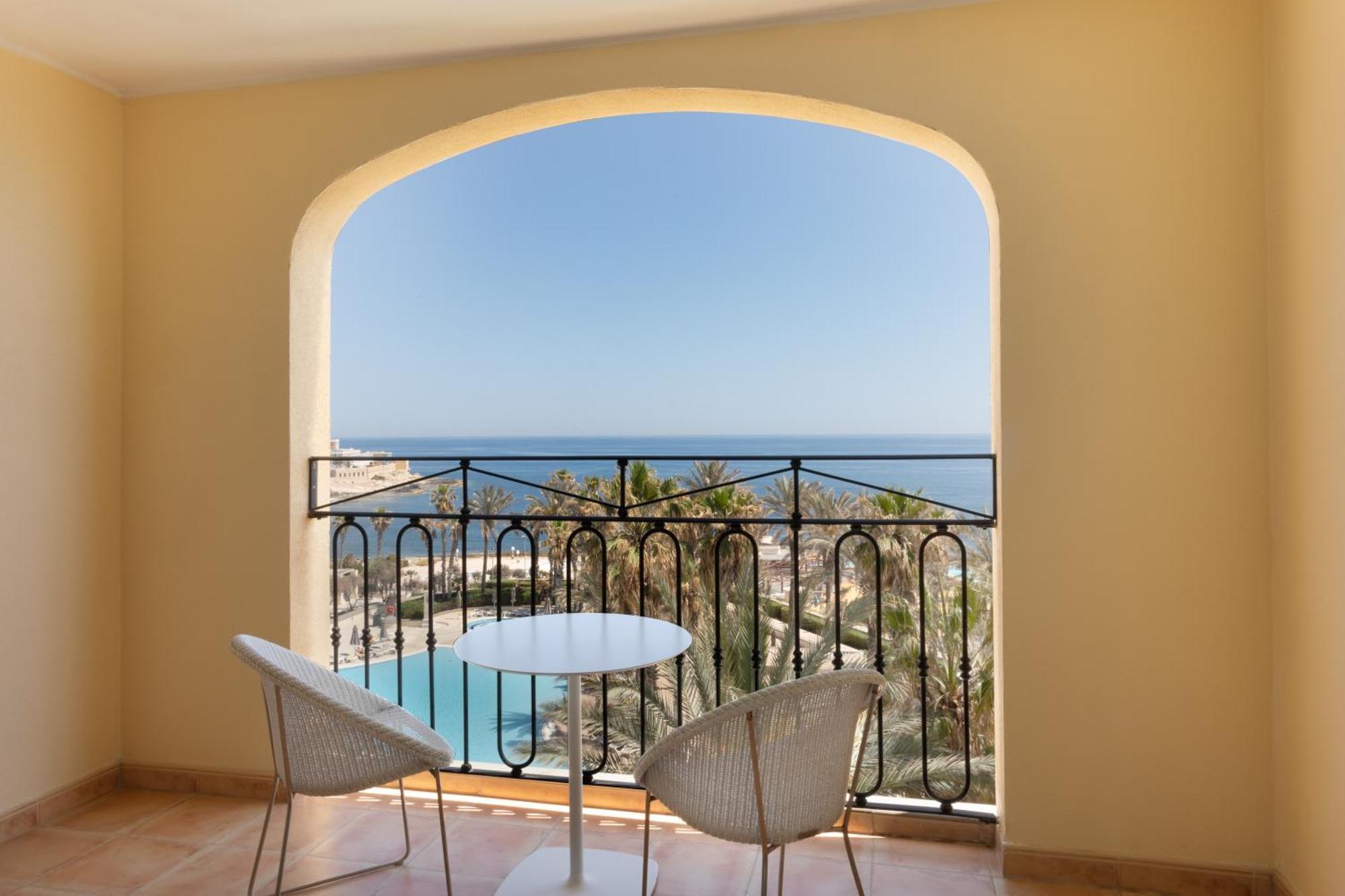 Hilton Malta Hotel Saint Julian's Bagian luar foto A balcony